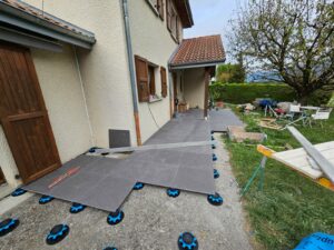 Réalisation d'une terrasse en carrelage sur plot à Bernin