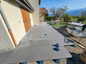 Réalisation d'une terrasse en carrelage sur plot à Bernin